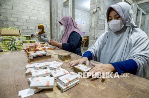 Finance Minister Purbaya Issues Ultimatum to Illegal Cigarette Producers: Pay Excise or Face Factory Closures
