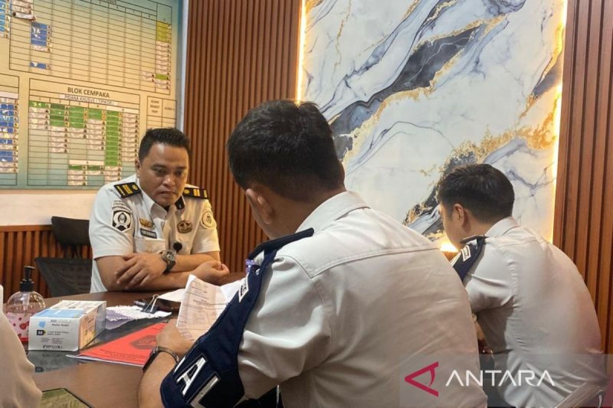 Kendari Detention Centre Investigates Viral Officer Escorting Corruption Inmate to Coffee Shop