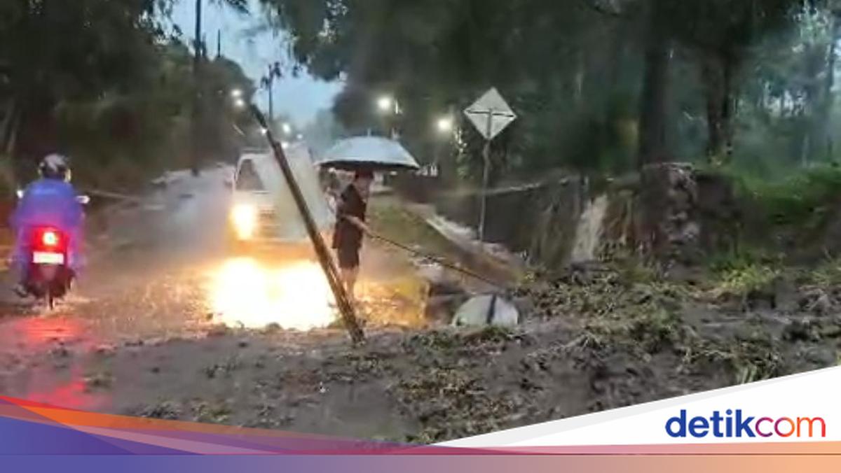 Heavy Rain Triggers Landslides at Several Points in Sleman