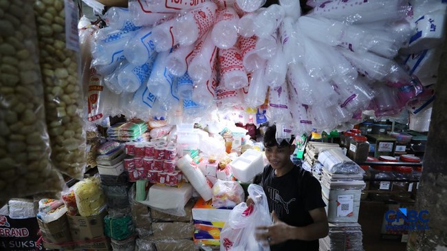 Traders Say Plastic Prices Up Over 50%, From Rp20,000 to Rp50,000