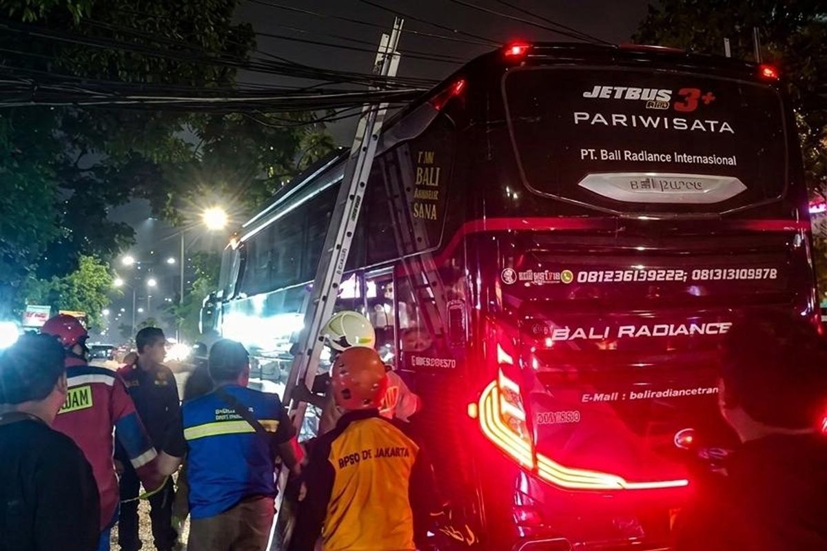 DKI Road Infrastructure Agency Replaces Fallen Optical Pole in Tamansari