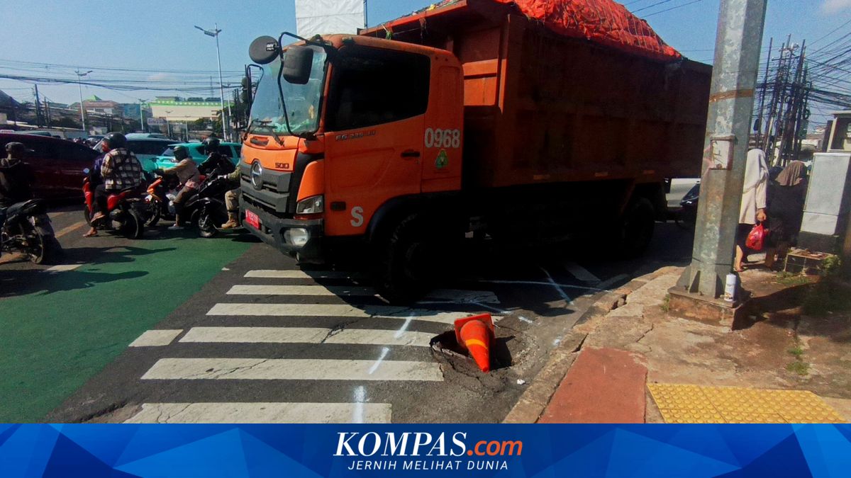 Former Utility Excavation Suspected as Cause of Road Collapse on Dewi Sartika in East Jakarta