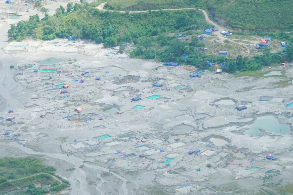 Maluku Police Collaborate with TNI and Forest Area Enforcement Task Force to Monitor Illegal Mining at Gunung Botak from the Air