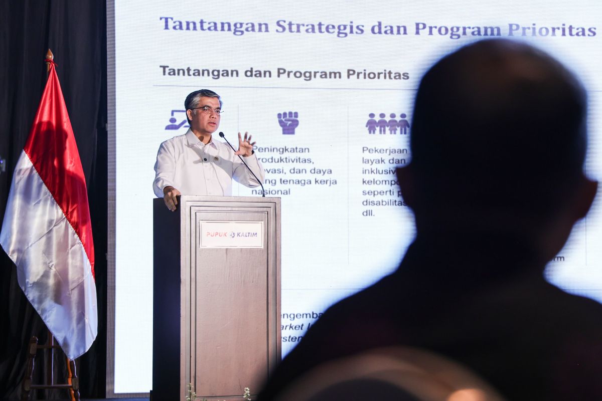 Labour Minister urges workers to prepare for AI technological developments