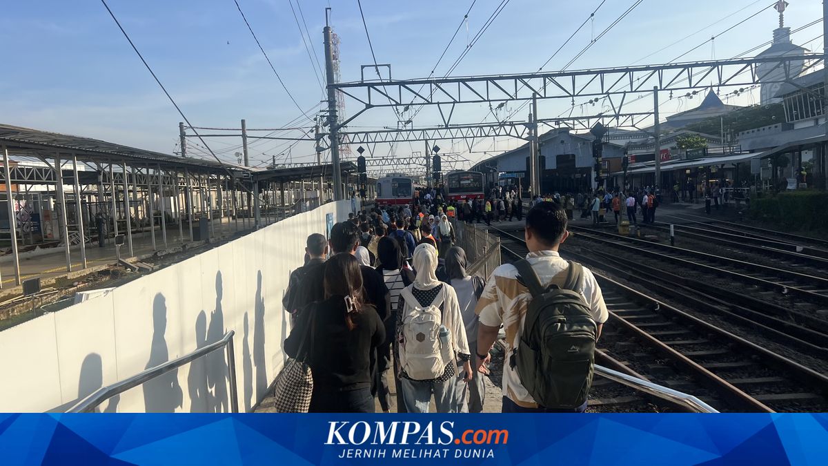 Platforms 6-8 at Bogor Station Closed, Passengers Must Share Pathways Leading to Crowding