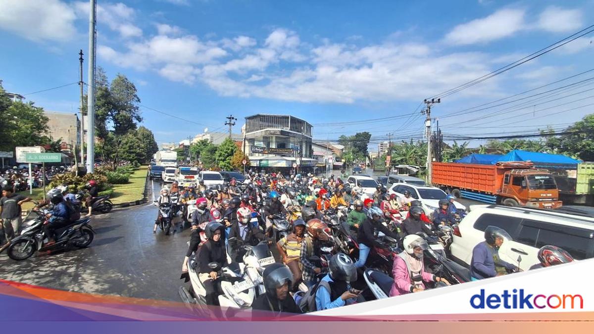Severe Traffic Congestion in Solo Baru Due to Flooding