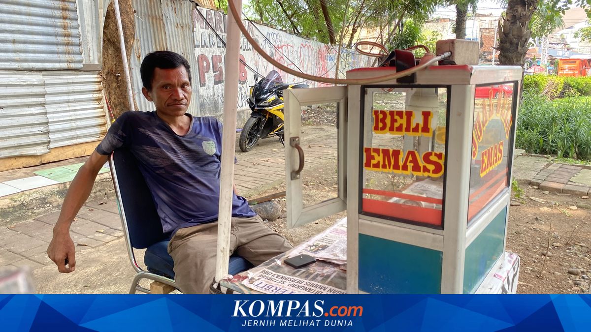 Street Gold Buying Stall in Senen Sidewalk: Open 24 Hours, Sells Without Hassle