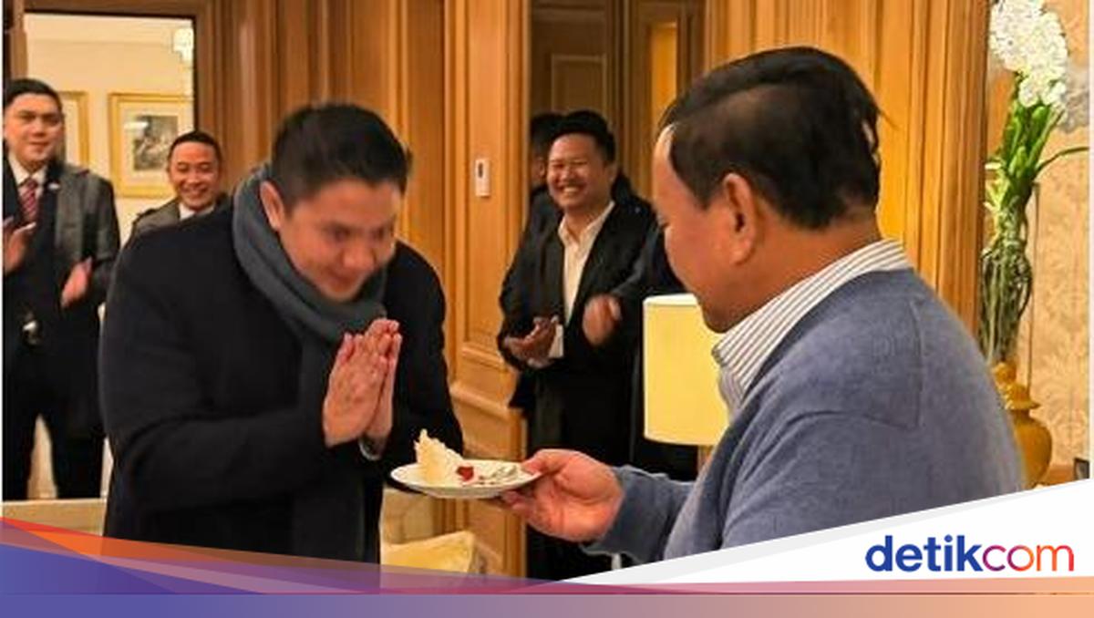 Moment Prabowo Joins in Celebrating Seskab Teddy's Birthday Amid Work Visit in Paris