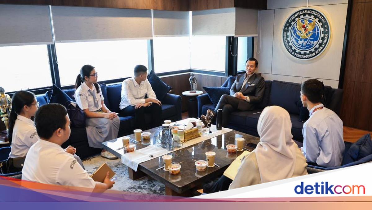 Receiving Labschool Students, AHY Reminds on Leadership-Infrastructure