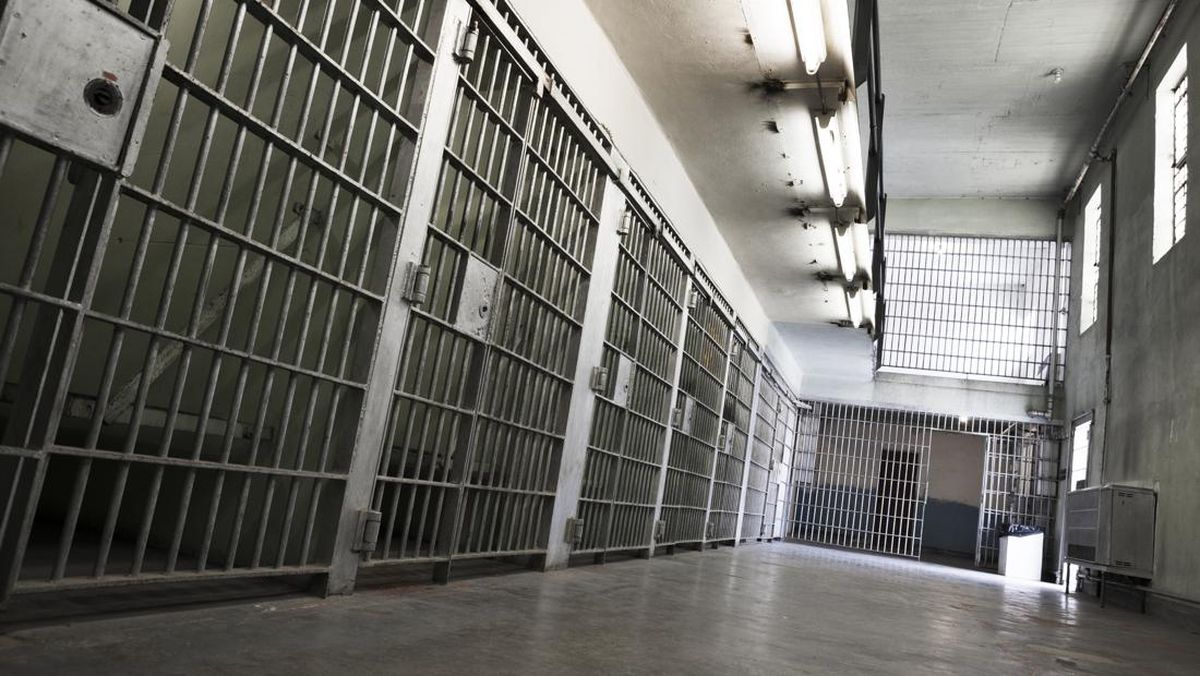 Viral Video of Corruption Convict Hanging Out at Café with Kendari Detention Officers