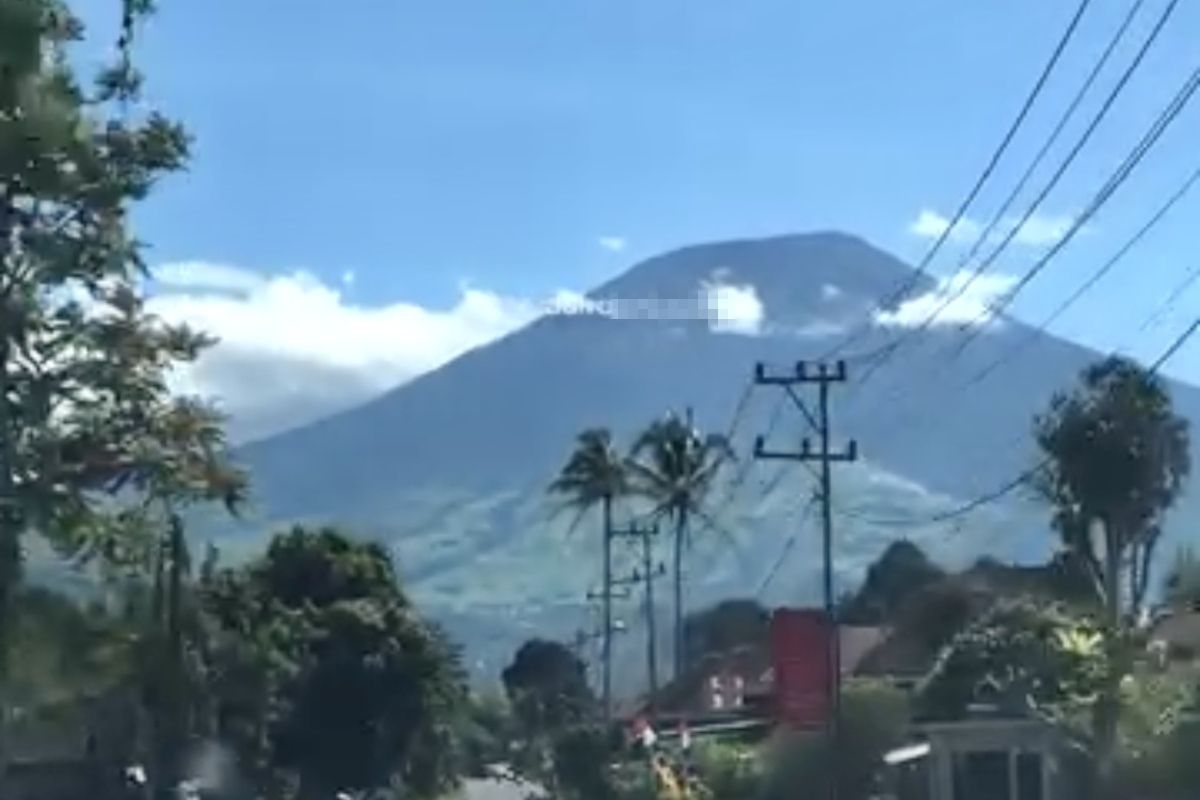 Mount Dempo erupts, ejecting ash 3.5 km
