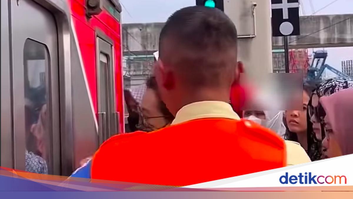 KCI Security Officer Praised by KAI for Preventing Passenger from Forcing onto Overcrowded Train at Manggarai