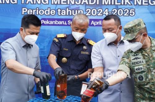 Customs Destroys Illegal Goods Worth Rp 44.5 Billion in Riau