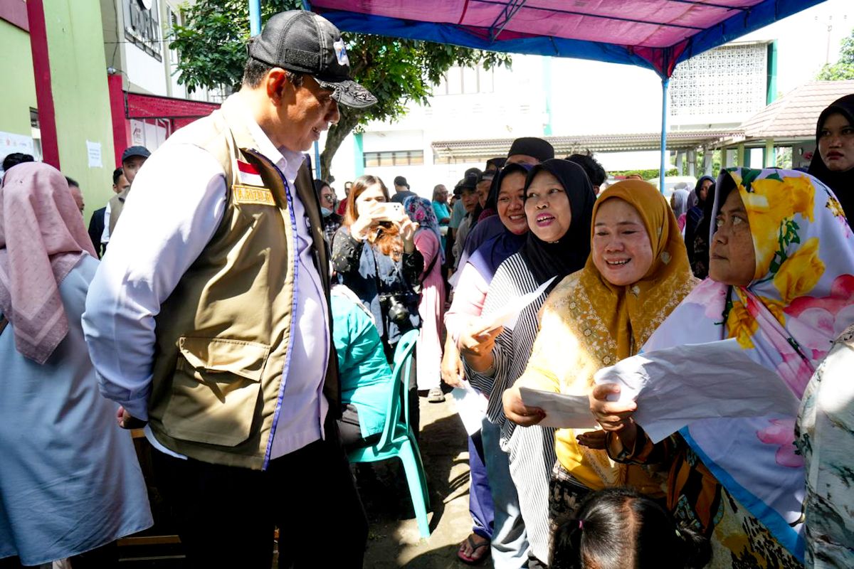 Bulog CEO Ensures Targeted Distribution of Food Assistance in Bekasi