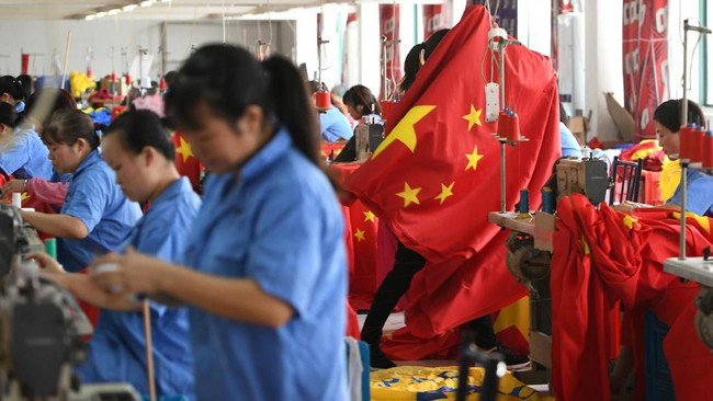 Top Chinese University Graduates Compete for Factory Jobs