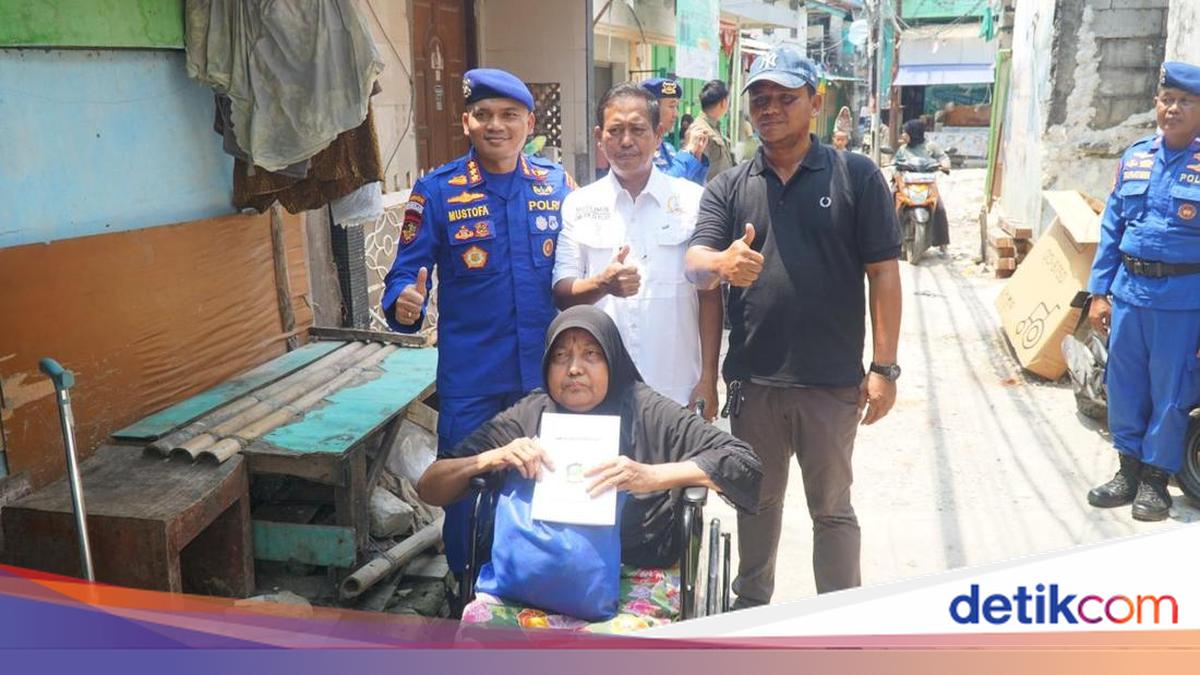 Ditpolairud Polda Metro Provides Wheelchair to Coastal Resident in Muara Angke