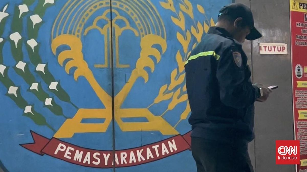 Corrupt Convict Caught Lounging in Café Transferred to Isolation Cell
