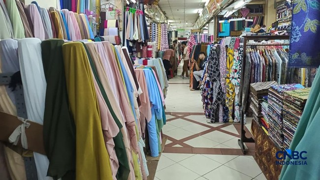 Like Eating Simalakama Fruit, Tanah Abang Fabric Sellers Share War's Impact