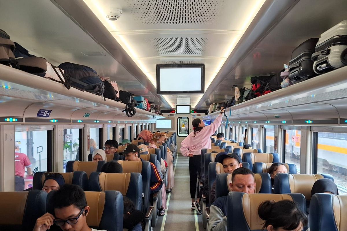 Today, the Journey on KA Bangunkarta and Singasari Trains Becomes More Comfortable with the New Generation Stainless Steel Fleet