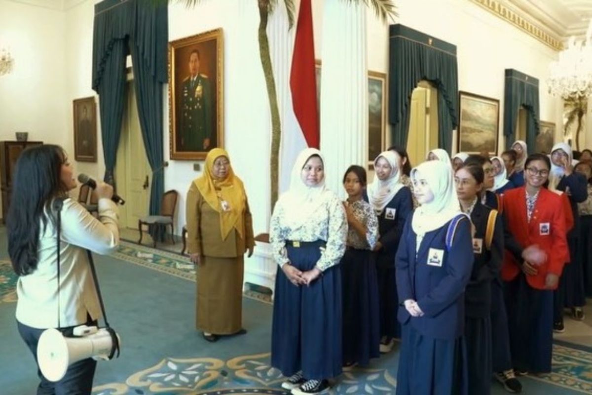 251 Students Visit Palace to Learn About History and Government System