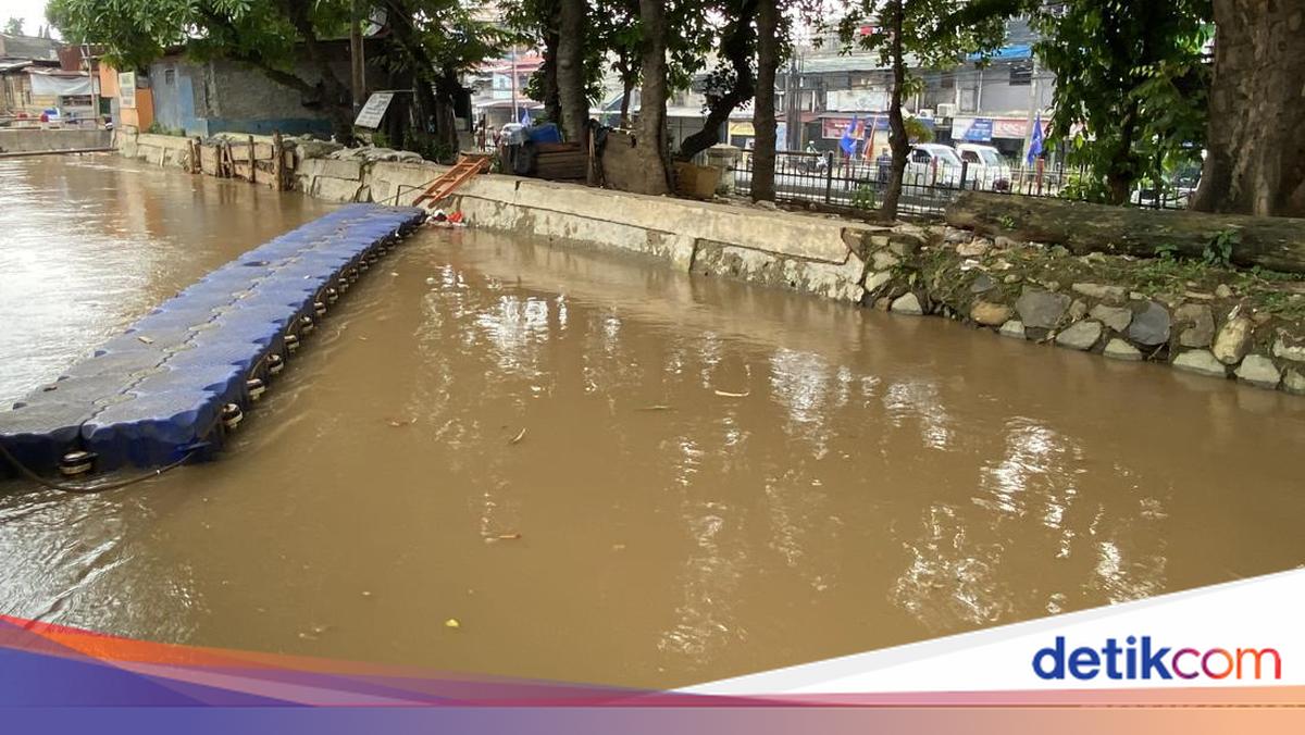 DLH Officer Caught Dumping Rubbish into River in East Jakarta, Resulting in Sanction