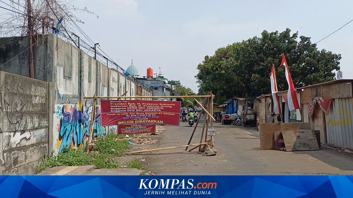 Residents Block Kali Baru Timur Road, Claiming Unpaid Compensation for Cengkareng Drain Project Land