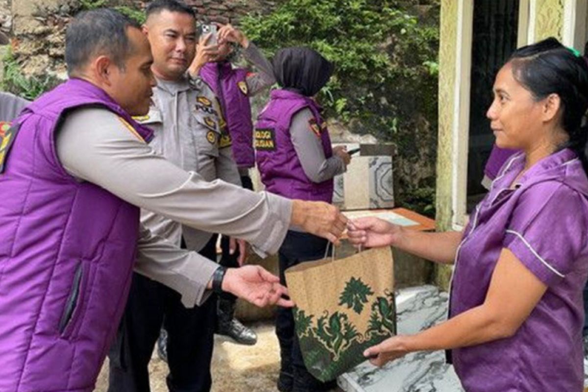 Lampung Regional Police Conduct Trauma Healing for Flood-Affected Residents