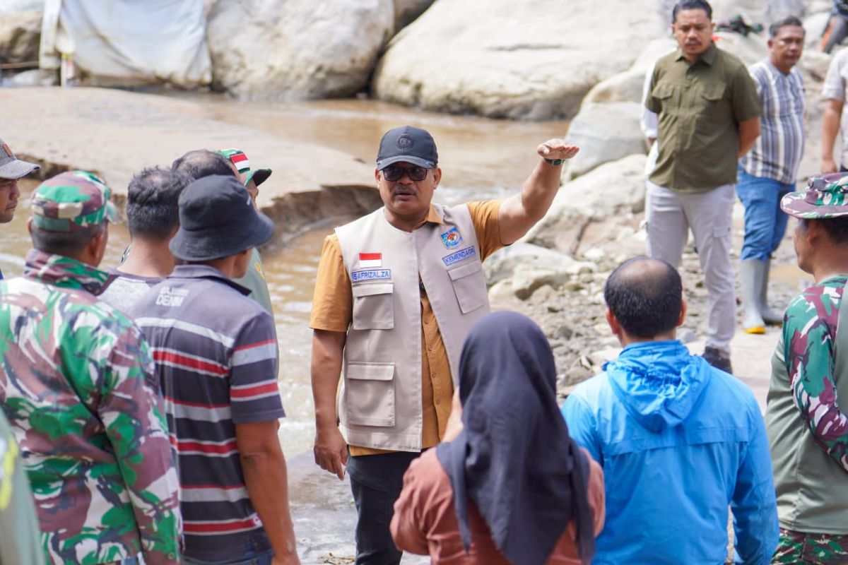 Safrizal: Construction of Wih Porak Bridge in Bener Meriah Proceeding Smoothly