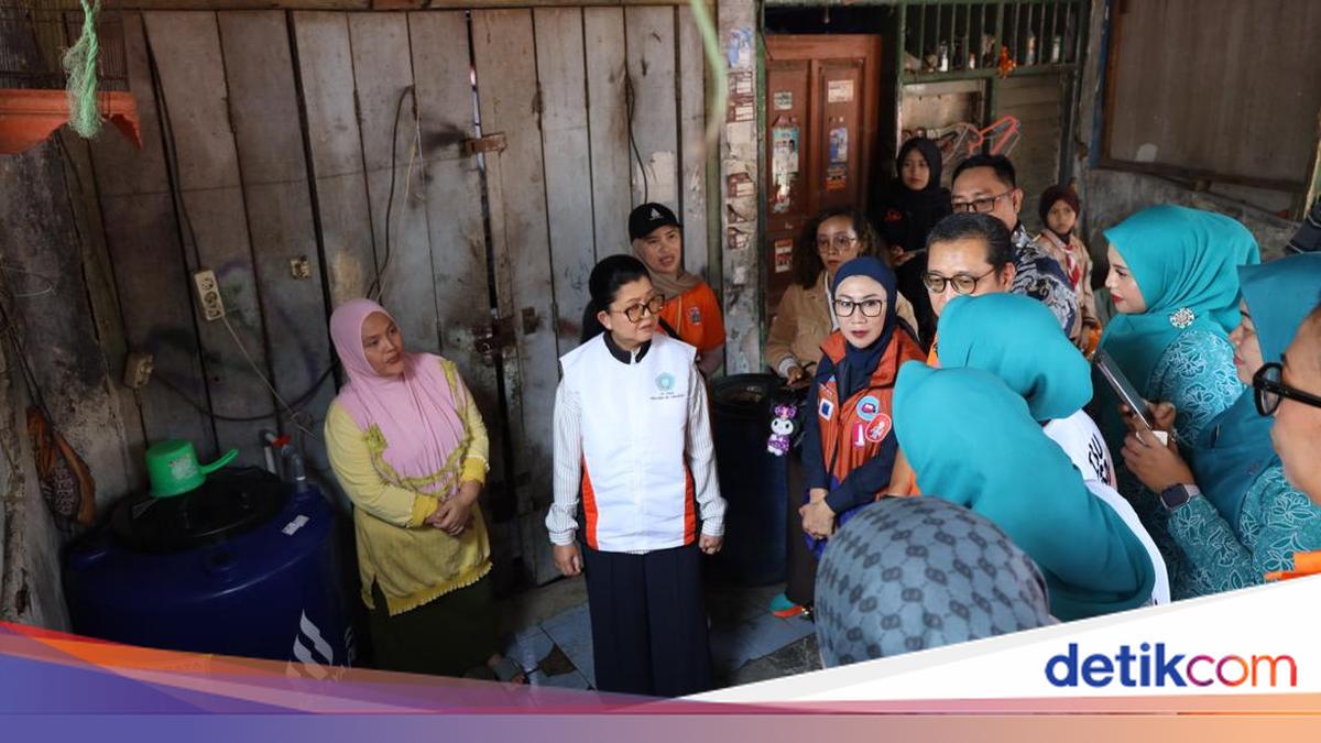 PAM JAYA and DKI PKK TP Distribute 270 Free Water Tanks to North Jakarta Residents