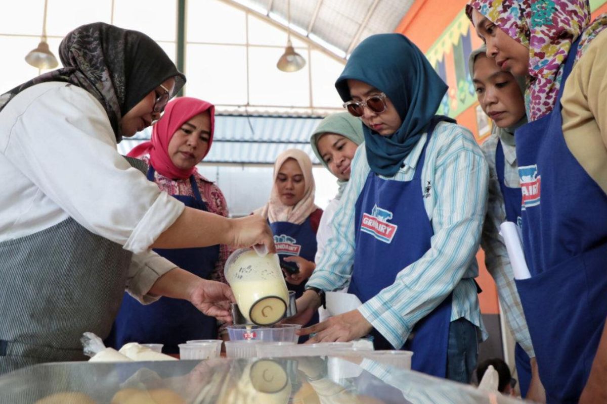 South Jakarta Nakertransgi District Office Trains Pasar Minggu Residents in Making Various Cakes