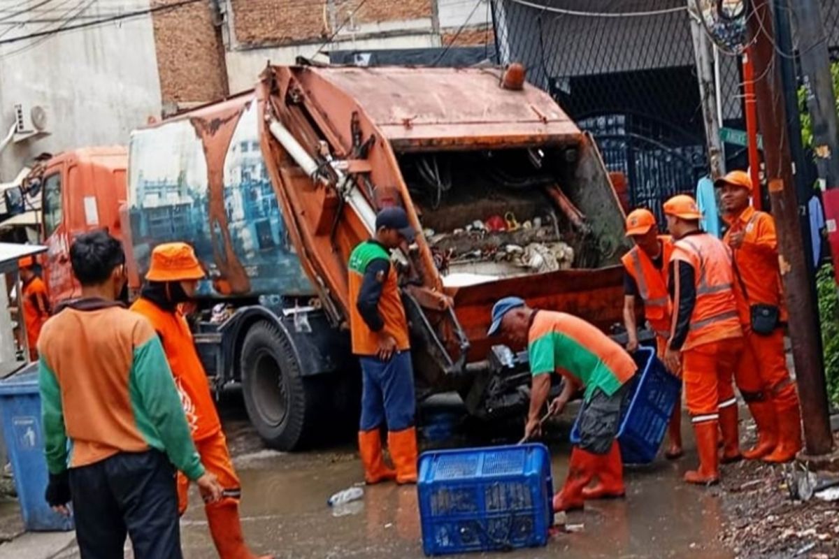West Jakarta Environmental Agency Clears Accumulated Rubbish in Tambora Flats