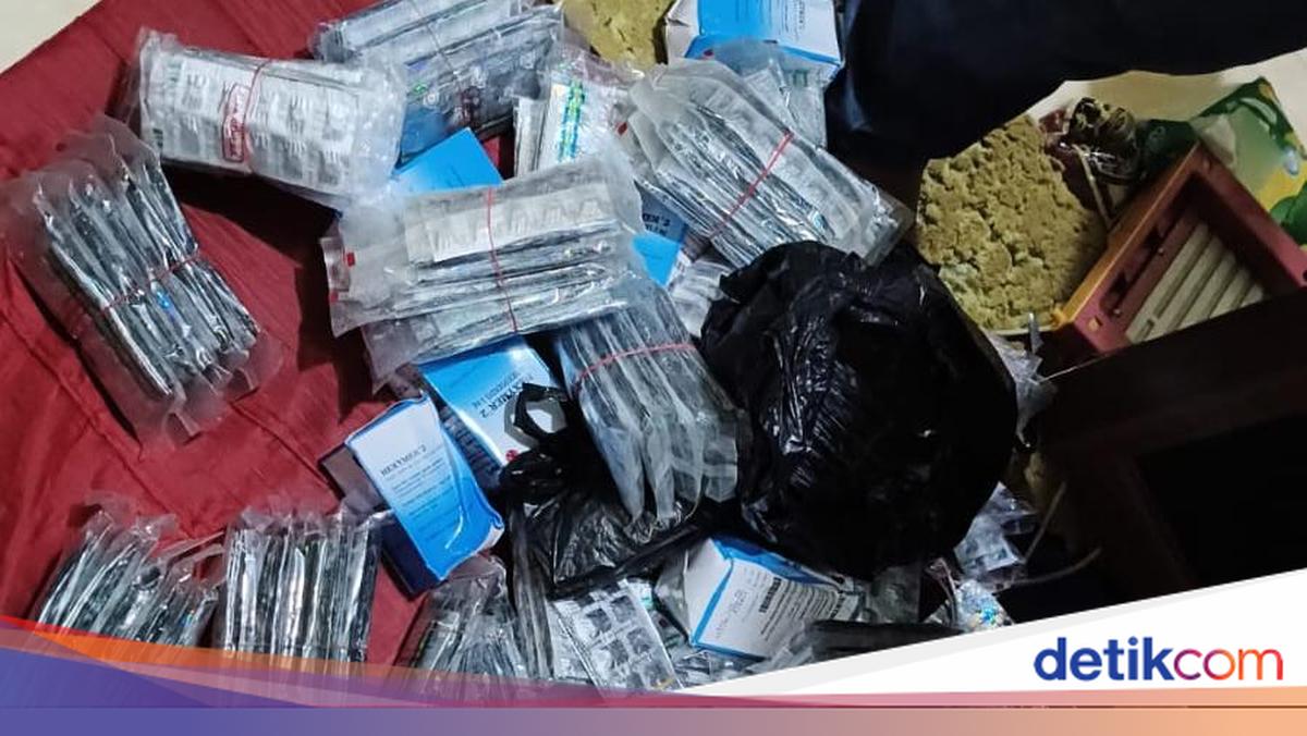 Police Bust Sale of Prescription Drugs Disguised as Grocery Stores in South Jakarta