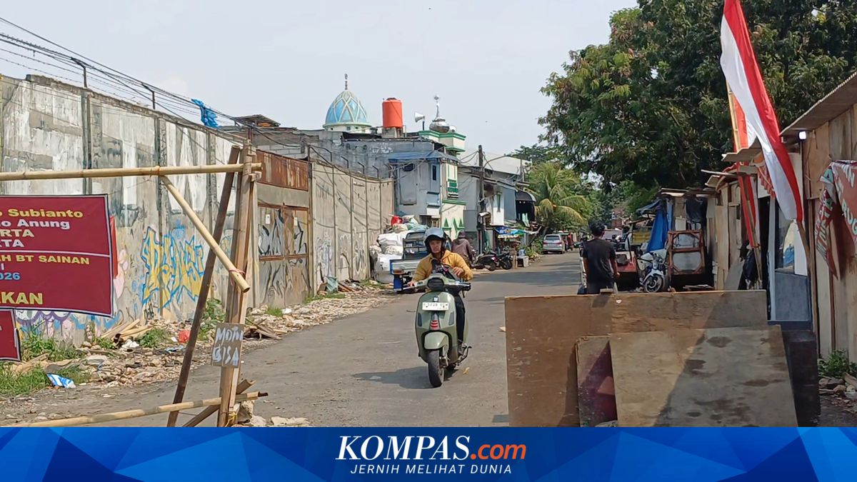 Residents Block Kali Baru Timur Road Claiming Unpaid Land Compensation, Here is the Sub-District Head's Explanation