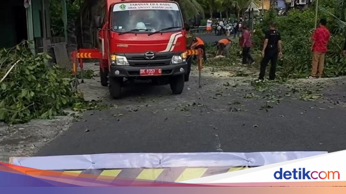 Landslide Threatens Bridge Connecting Two Villages in Tabanan