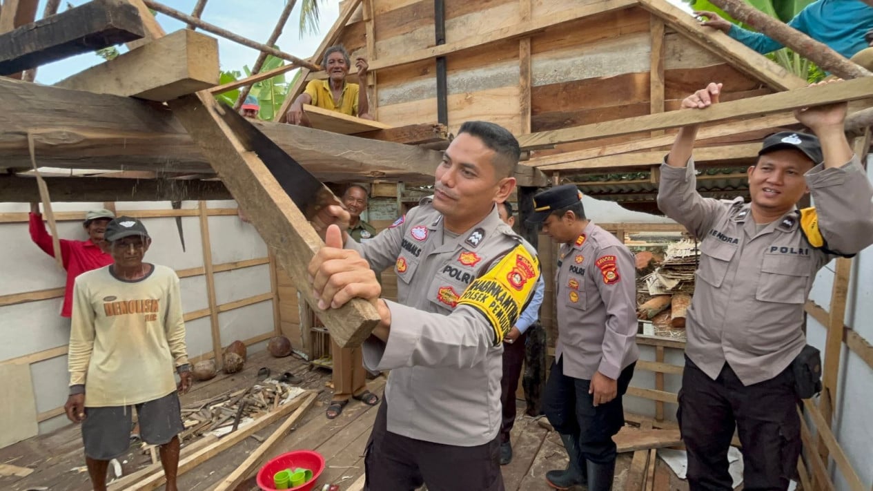 Elderly Woman's Home in Ogan Ilir Damaged by Tornado, Immediately Renovated by Police