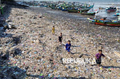 Rubbish Still Floods the Shores of Satelit Beach in Banyuwangi