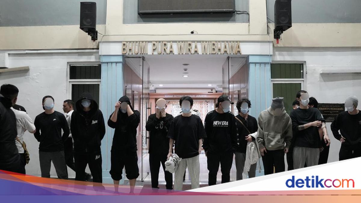 Immigration Deports 13 Japanese Nationals Involved in Online Scam Syndicate in Bogor
