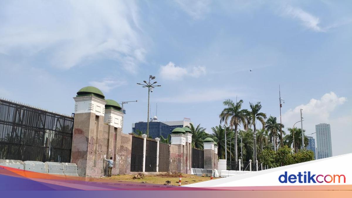 Thousands of Workers Stage Protest in Front of DPR This Morning, Demand Enactment of Labour Law