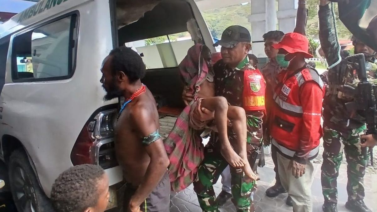 Joint TNI to PMI Team Evacuates Displaced Victims of KKB in Sinak