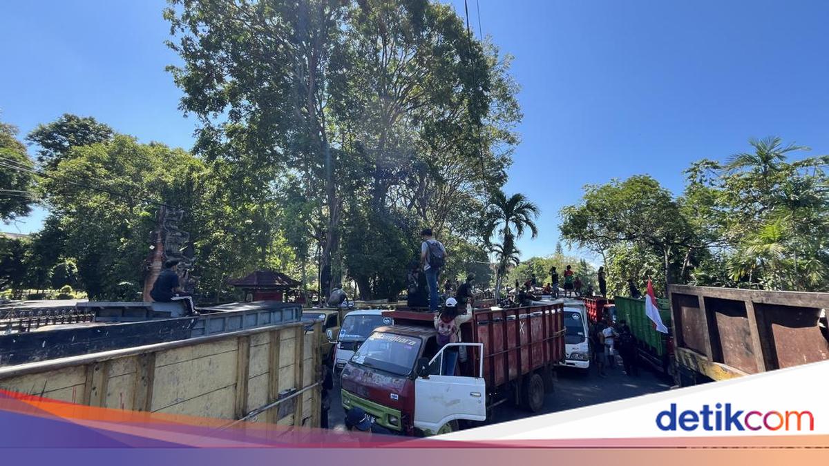 Hundreds of Garbage Trucks Fill Bali Governor's Office