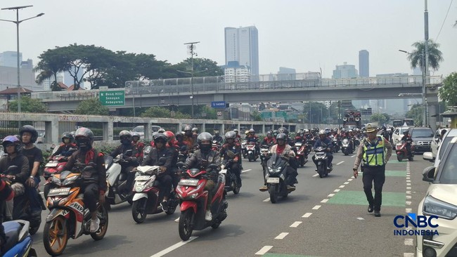 Workers Rally on Motorcycles Outside DPR Building, Causing Traffic Jams