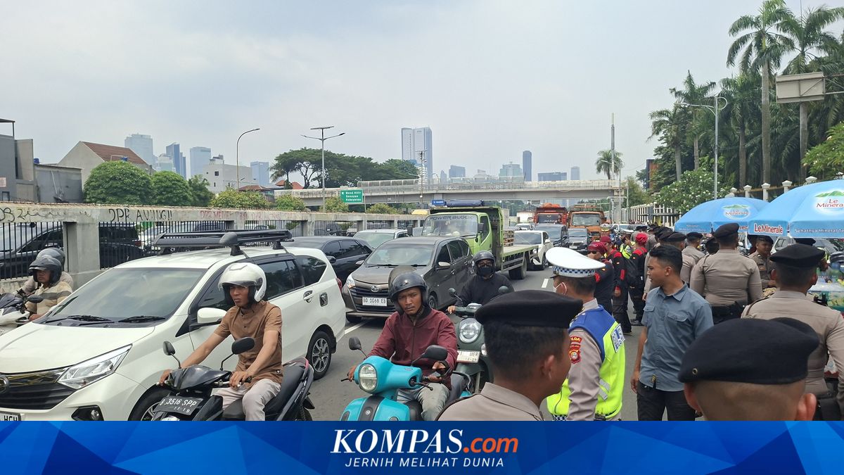 Traffic Jam in Front of DPR Building Due to Demonstration, Only One Lane Opened