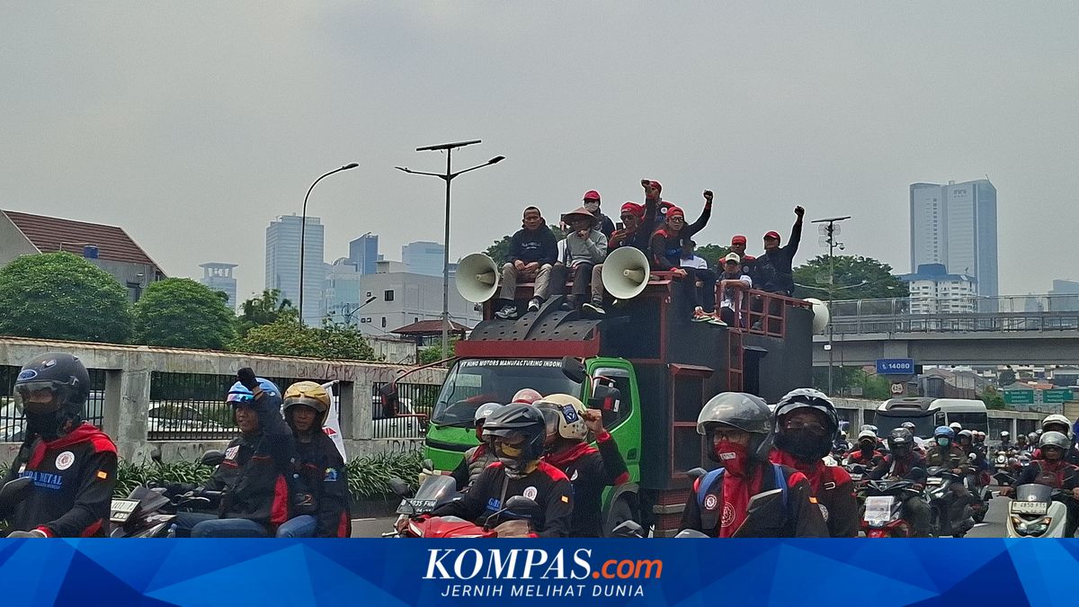 Long March and Motorcycle Convoy: Workers' Masses Fill Area in Front of DPR Building