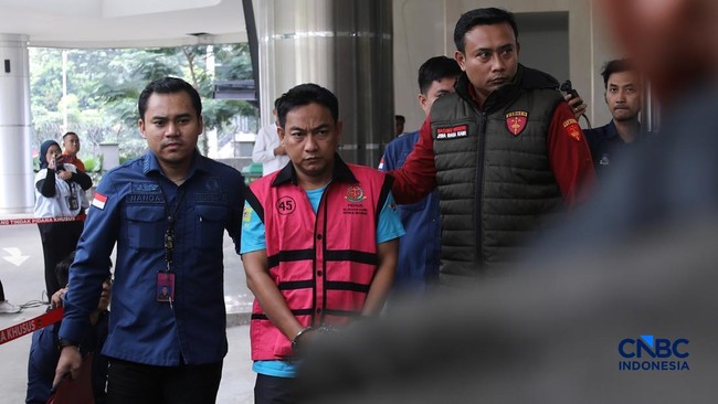 Appearance of Ombudsman RI Chairman in Pink Vest as He is Officially Detained by Attorney General's Office