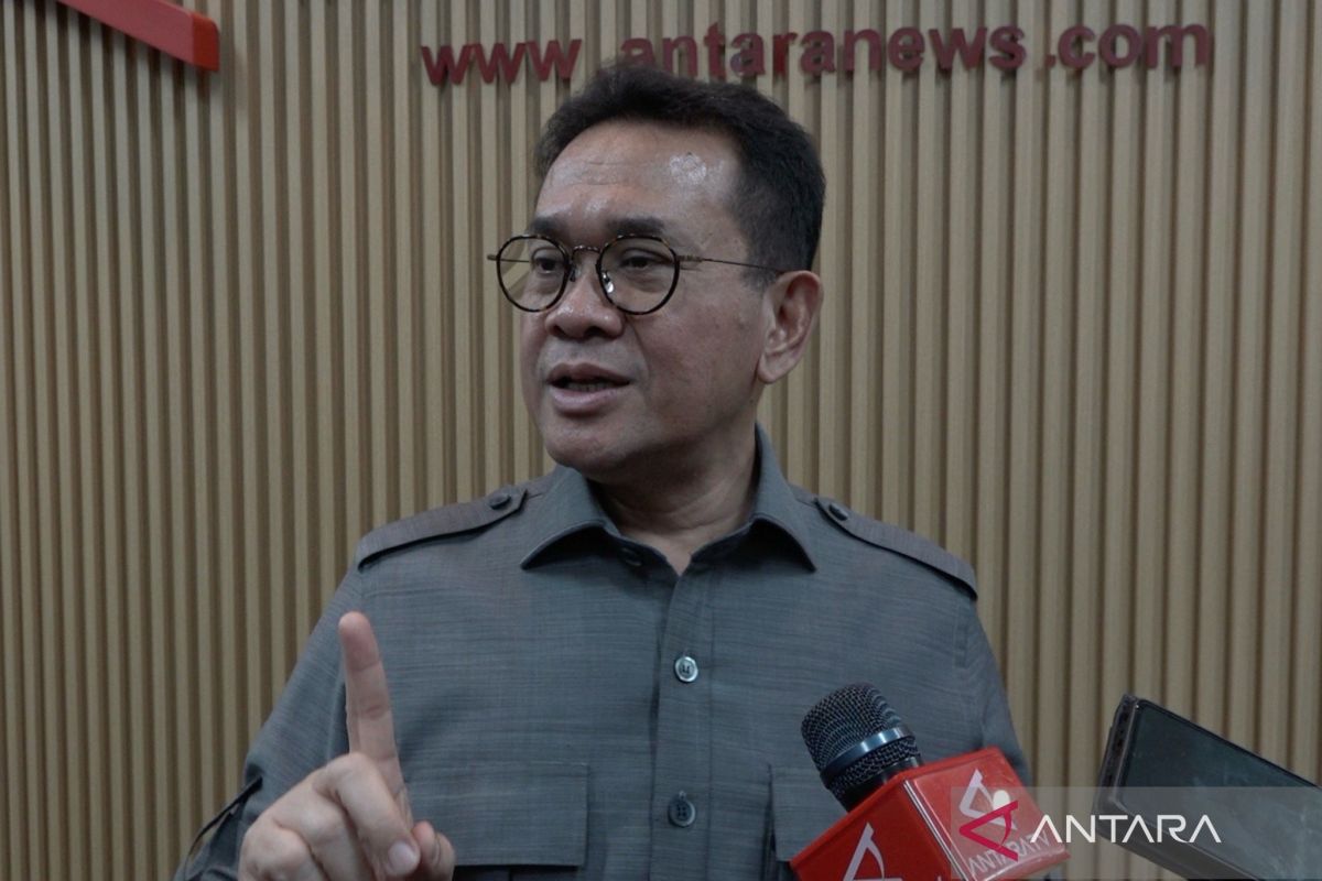 Trade Minister urges public to bring shopping bags to reduce plastic use