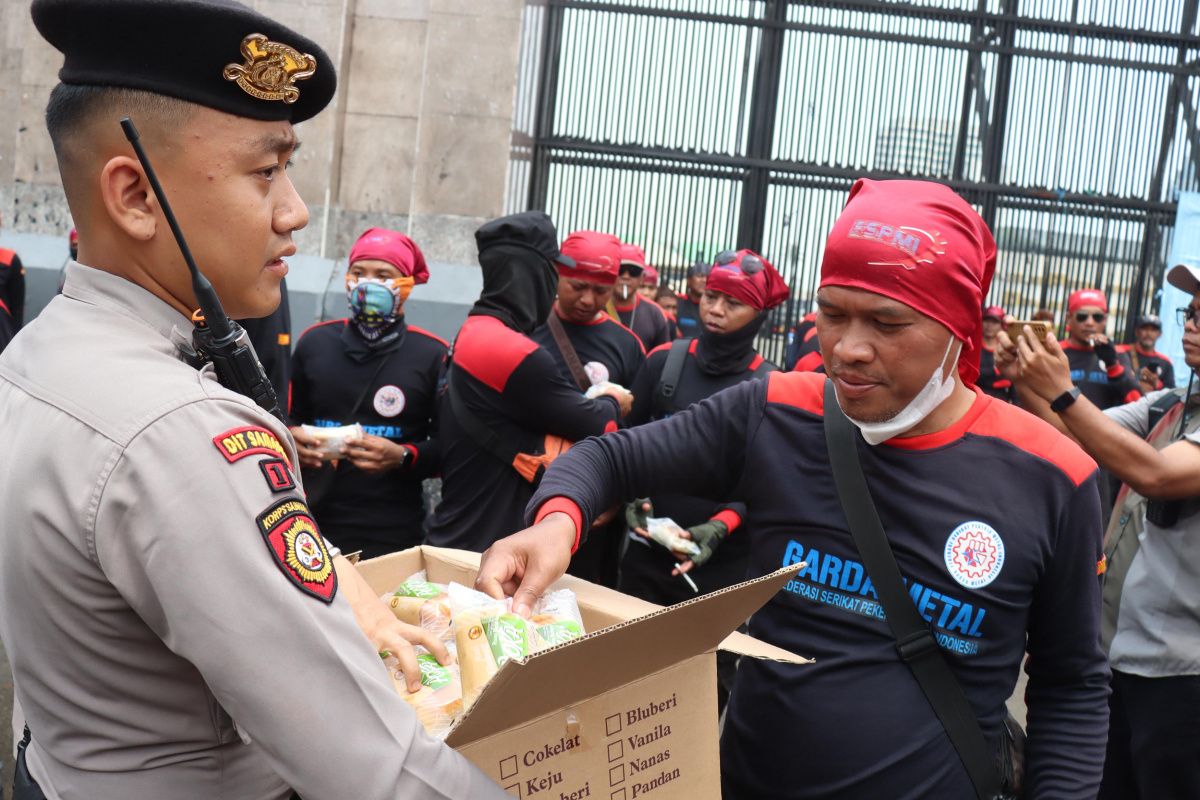 Police Distribute Snacks and Mineral Water to Protesters at DPR