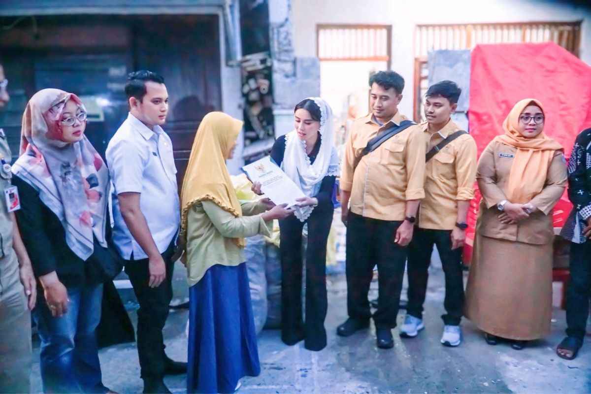 Legislator and Bazis Distribute Aid to Fire Victims in North Jakarta