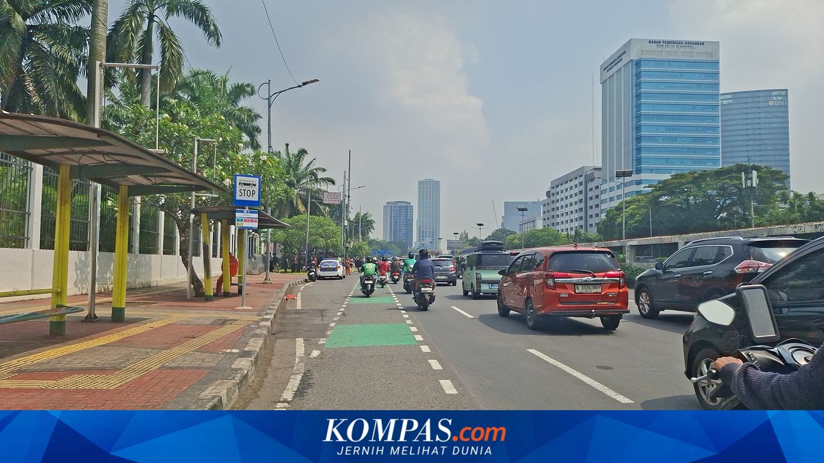 Labour Protest Crowd Disbands in Front of DPR, Traffic on Gatot Subroto in Central Jakarta Flows Smoothly Amid Congestion