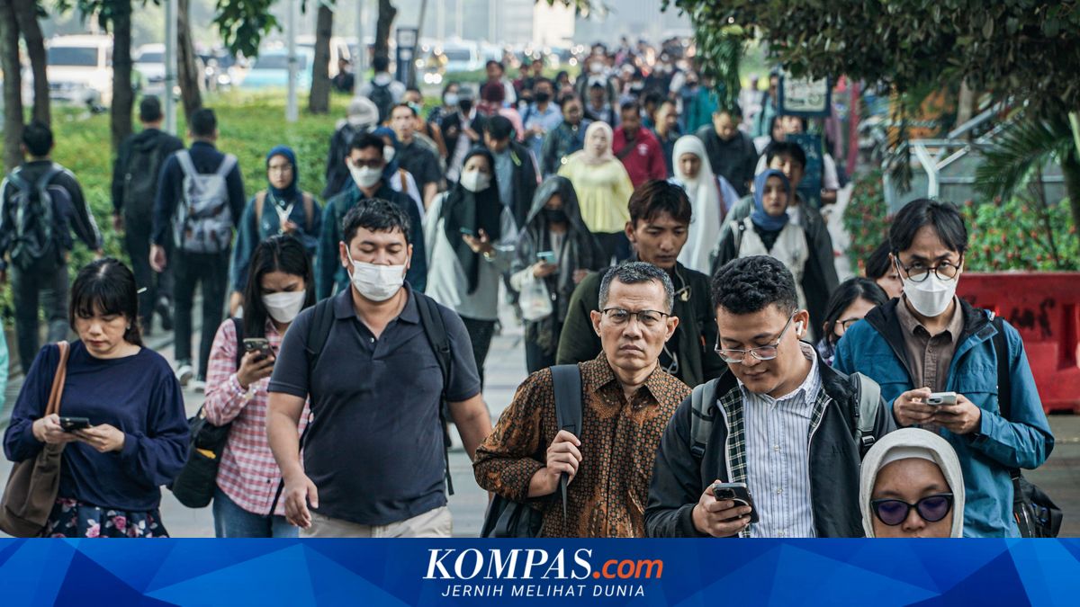 Squeezed by Cost of Living, Indonesia's Middle Class Relies on "Side Hustles"