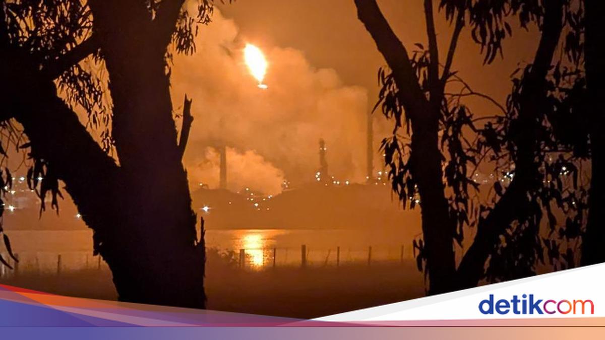 Major Fire at Australian Oil Refinery Temporarily Out of Control